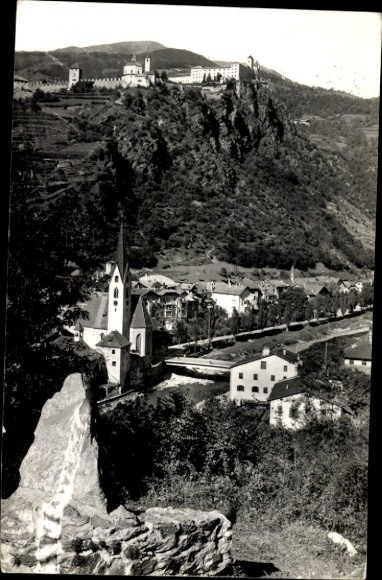 Ak Klausen Chiusa d'Isarco Südtirol, Berglandschaft, Kirche, Häuser, Kloster,  aus Holland
