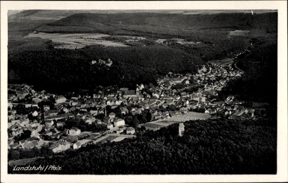 Ak Landstuhl in der Pfalz, Luftaufnahme von  Pfalz, Dorfansicht, umgebende Natur