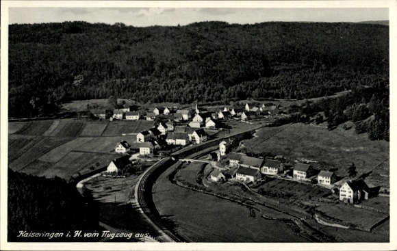 Ak Kaiseringen Straßberg im Zollernalbkreis, Luftaufnahme von  Hügellandschaft, Siedlung, Gleise