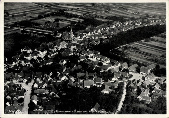 Ak Nonnenweier Schwanau in Baden, Luftaufnahme, Dorfansicht, Kirche, Wohnhäuser, Felder