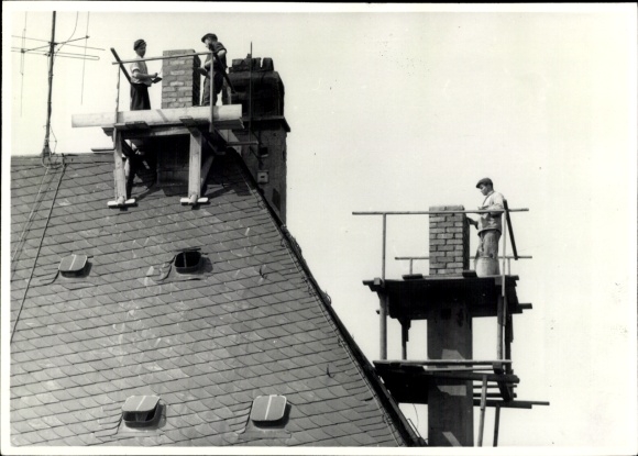 Foto Zwickau in Sachsen, Franz-Mehring-Straße, Baustelle, Wohnhäuser, Dach, Schornstein