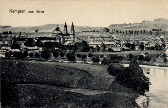 Ak Kempten im Allgäu Schwaben, Kempten von Osten, Fluss, Bäume, Gebäude, Hügel