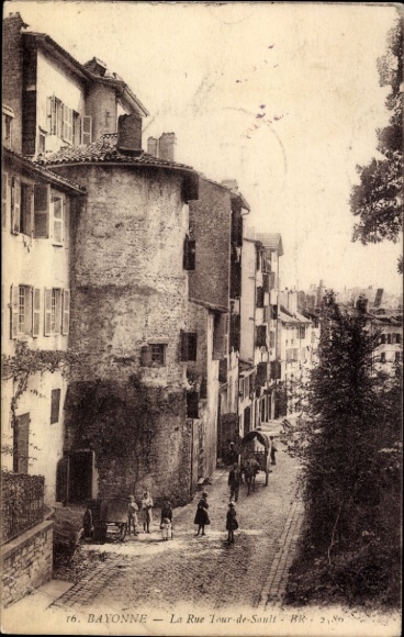 Ak Bayonne Pyrénées Atlantiques, Straße in  Häuser, Leute, Kutsche