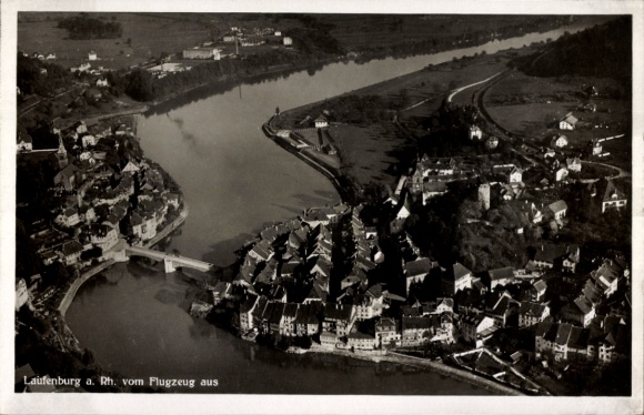 Ak Laufenburg am Hochrhein Kreis Waldshut, Totalansicht der Ortschaft, Fliegeraufnahme