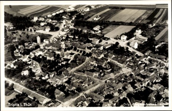 Ak Triptis in Thüringen, Luftaufnahme von Triptis, Häuser, Straßen, Landflächen