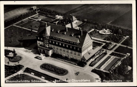Ak Oberschlema Bad Schlema im Erzgebirge, Radiumbad, Fliegeraufnahme, Rheumaheilstätte Schneeberg
