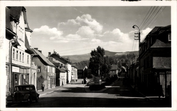 Postcard Zella Mehlis in the Thuringian Forest, monument square and Spitzberg, parked car