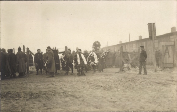 foto Ak Frankfurt an der Oder, krijgsgevangenenkamp, begrafenis