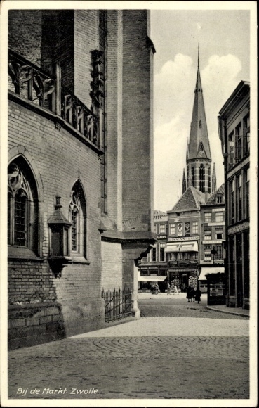 KP Zwolle Overijssel Holandia, architektura historyczna, wąska ulica, wysoka wieża kościoła, Ma...