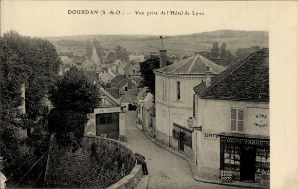 Ak Dourdan Essonne, Vue prise de l'Hôtel de Lyon, Leon Crayon, Vins, Buvette