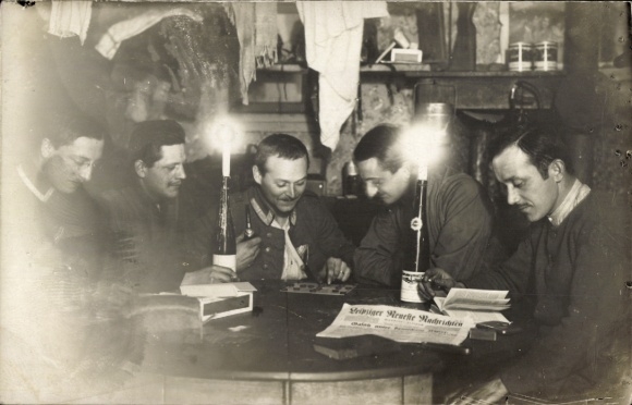 Photo Postcard Men at the table, board game, newspaper Leipziger Neueste Nachrichten