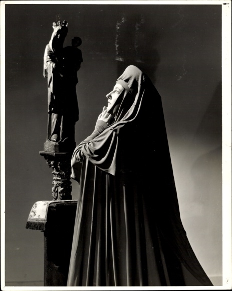 Foto Opernsängerin Helen Traubel, Szenenbild, betend