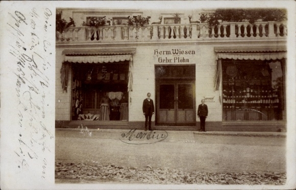 Photo Postcard Lamspringe in Lower Saxony, men in front of a shop, Herm. Wiesen, Gebr. Plöhn