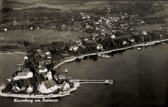 Ak Wasserburg am Bodensee Schwaben, Luftaufnahme von Wasserburg, Bodensee, Häuser, Hafen, Natur