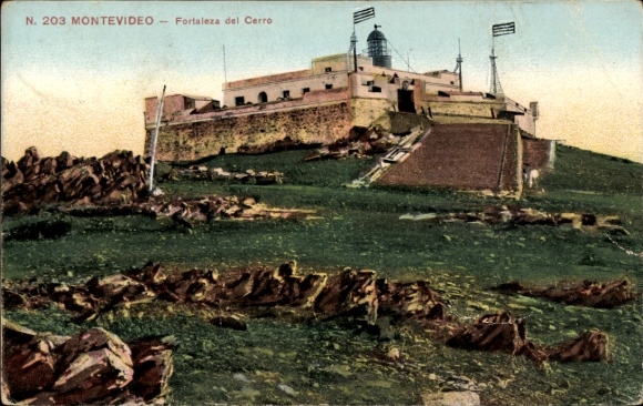 Ak Montevideo Uruguay, Fortaleza del Cerro,  Festung, grüne Wiese, Flaggen
