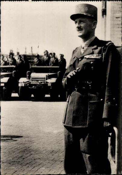 Postcard General Jacques Philippe Leclerc de Hauteclocque, portrait in Uniform