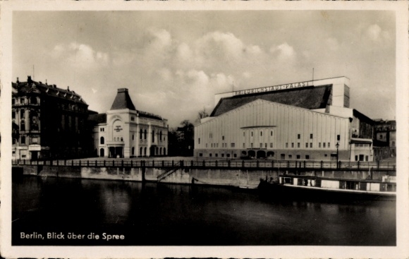 Ak Berlin Mitte, Blick über die Spree, Friedrichstadtpalast