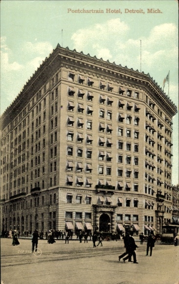 Ak Detroit Michigan USA, Pontchartrain Hotel, architectuur, mensen op straat, Amerikaanse vlag
