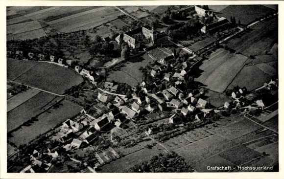 Ak Schmallenberg im Hochsauerland, Jagdhaus Wiese, Luftaufnahme eines kleinen Dorfes, umgeben von