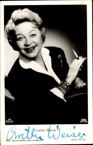 Postcard actress Grethe Weiser, portrait with cigarette, autograph