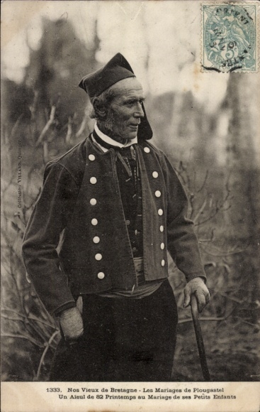 PC Plougastel Daoulas Finistère, man in Breton costume