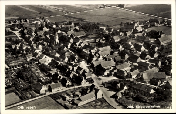 Postcard Othfresen Liebenburg am Harz, aerial photograph of many houses and a church, black and white, 30