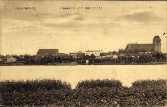 Ak Angermünde in der Uckermark,  Panorama vom Münde-See, Landschaft mit Wasser und Häusern