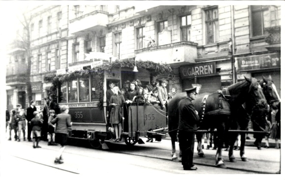 Photo Berlin Neukölln, BVG West, horse-drawn tram car 355 in regular service