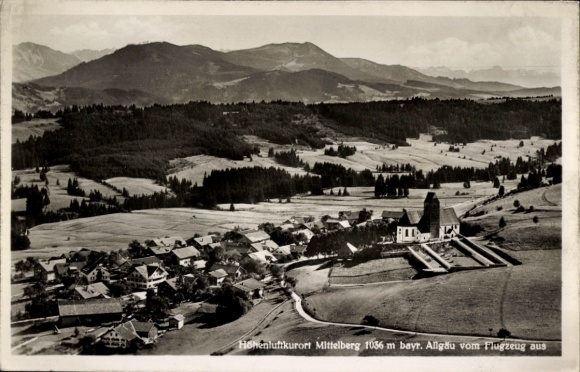 Ak Mittelberg im Allgäu, Luftaufnahme von  Berge, Häuser, Grünflächen, Kirche