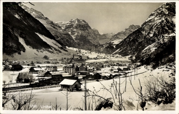 KP Linthal Glarus Canton Glarus Szwajcaria, całkowity widok w zimie