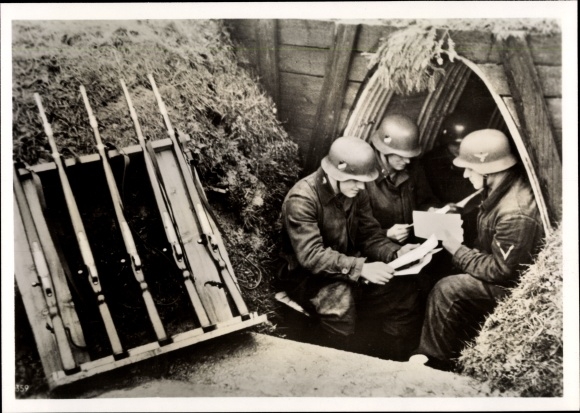 Photo Heinrich Hoffmann, Wehrmacht, soldiers reading the field post, December 1939