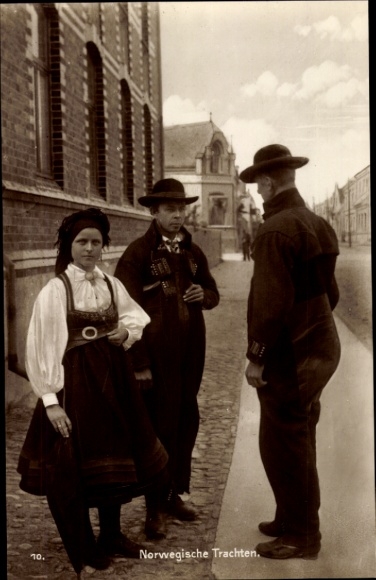 Postcard Norway, woman and two men in Norwegian traditional costumes
