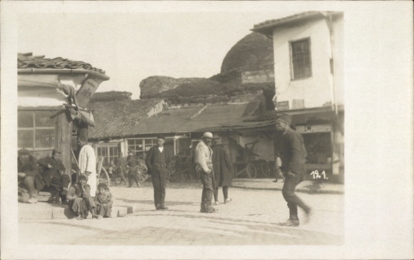KP Sarajevo Bośnia i Hercegowina, ulica, ludzie, budynki, górskie otoczenie, historia...