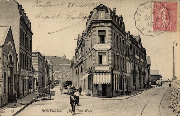 Ak Honfleur Calvados, Stadtansicht mit Hotel, Straßenleben, Poststempel sichtbar