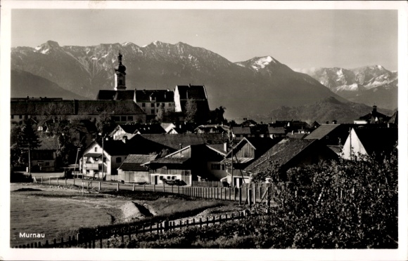 Ak Murnau am Staffelsee,  Berge im Hintergrund, Häuser im Vordergrund, Schwarz-Weiß-Foto