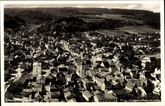 Ak Treuchtlingen im Altmühltal Mittelfranken, Luftaufnahme von  viele Häuser, Kirche