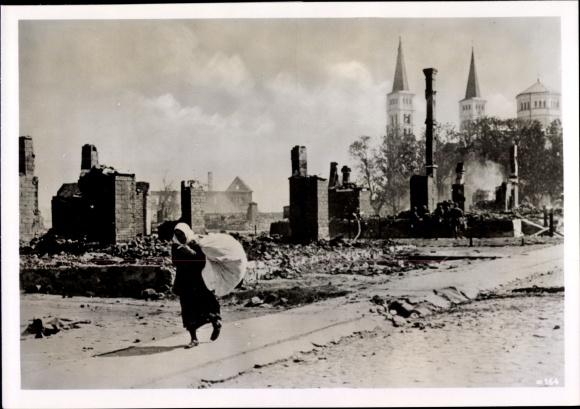 Fot. Heinrich Hoffmann, Litwa, Zniszczone miasto na froncie wschodnim 1941 r
