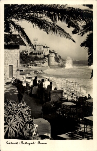 KP Estoril Cascaes Cascais Portugalia, widok na wybrzeże z palmami, restauracją, rybakiem i falami