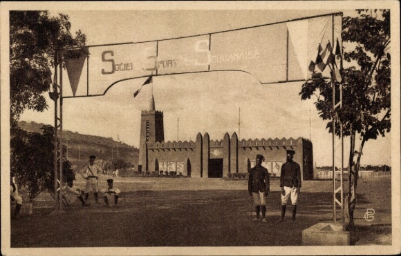 Ak Bamako Mali, sportveld, spandoek met "Societé Port Cuvanaise", gebouw, twee personen