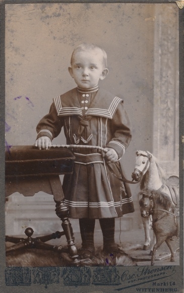 CdV Lutherstadt Wittenberg, portret, dziecko w pracowni Oscara Strenscha, koń na biegunach