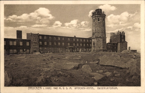 Ak Brocken im Harz, Brocken-Hotel, Observatorium, 1142 m, Harz,  Landschaft