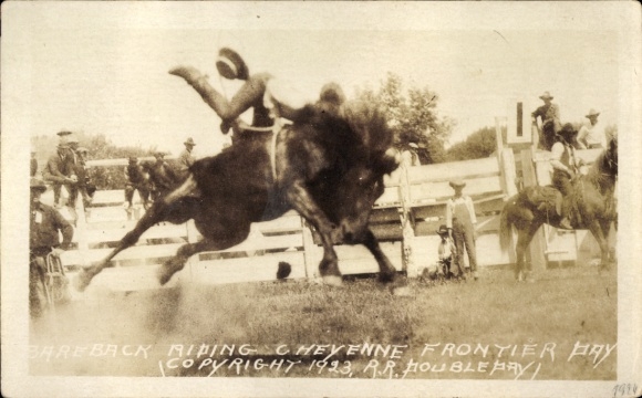 Photo Postcard Cheyenne Wyoming USA, Cheyenne Frontier Day 1923, rodeo, rider, horse