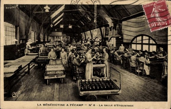 Postcard Fecamp en Seine Maritime, La Benedictine, la salle d'etiquetage