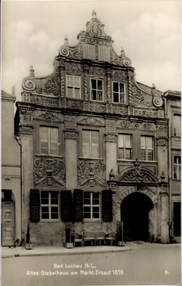 KP Luckau w Brandenburgii, Stary dom z dachem szczytowym na rynku, zbudowany w 1619 r., widok z ulicy
