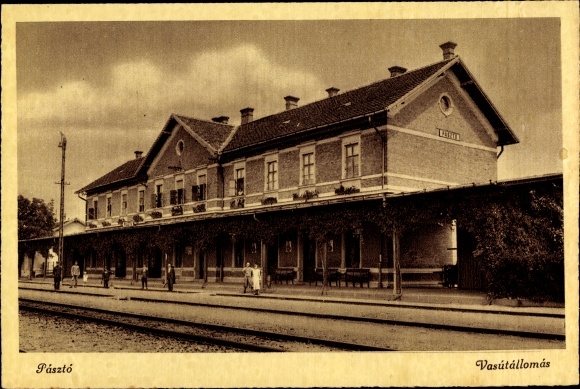 Postcard Pásztó Ungarn, Vasutallomas, Bahnhof, Gleisseite
