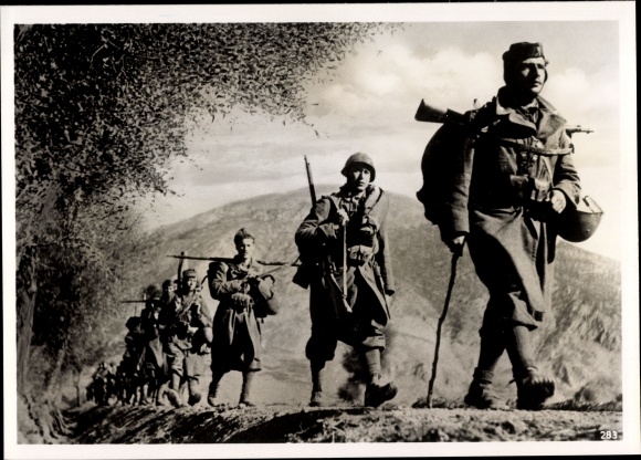 Photo Heinrich Hoffmann, Italian soldiers are advancing on Greek territory, autumn 1940, II WW