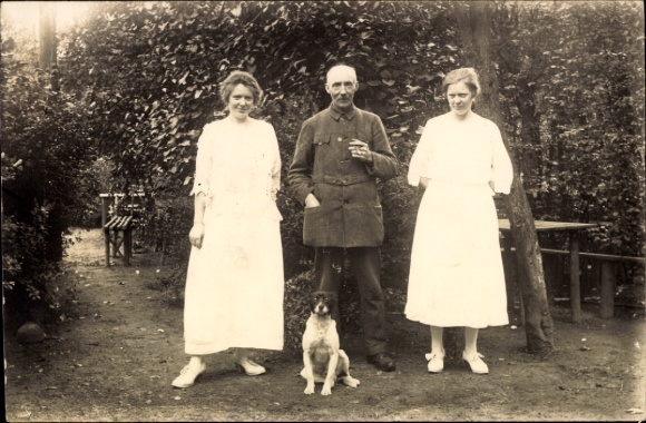 foto Ak Duitse soldaat in uniform met vrouw en dochter, portret