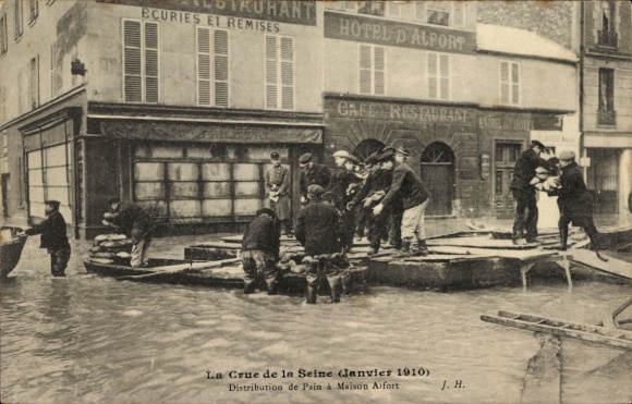 Postcard Maisons Alfort Val de Marne, flood scene, January 1910, bread distribution, people on B