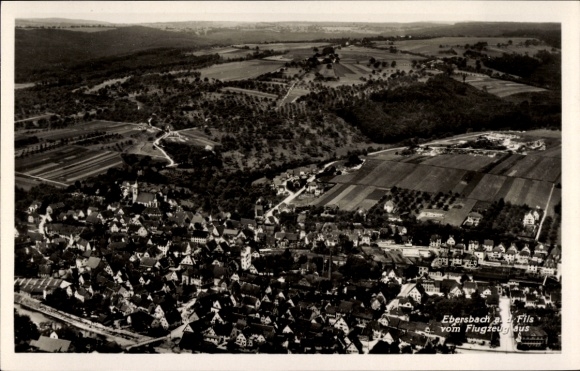 Ak Ebersbach an der Fils, Luftaufnahme von Ebersbach, ländliche Umgebung, Häuseransicht