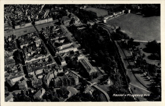 Ak Kassel in Hessen, Luftaufnahme von   Architektur, Parkanlagen, Wasseransicht